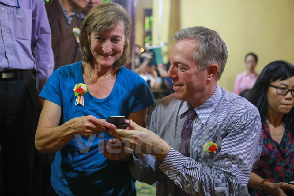 Il en donne une autre à sa soeur.