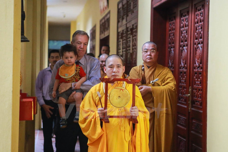 ​C'était la première fois qu'un ambassadeur américain assistait à la fête de Vu Lan dans la pagode Quan Su. 