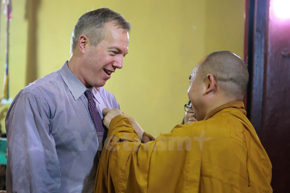 Lors de la fête, pour exprimer leur admiration et leur gratitude envers leurs mères, les Vietnamiens, portent une rose sur leurs habits – rouge si leurs parents sont en vie, blanche s’ils sont décédés. 