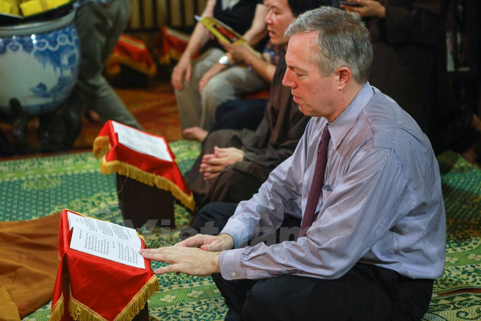 L'ambassadeur Ted Osius lit des prières.