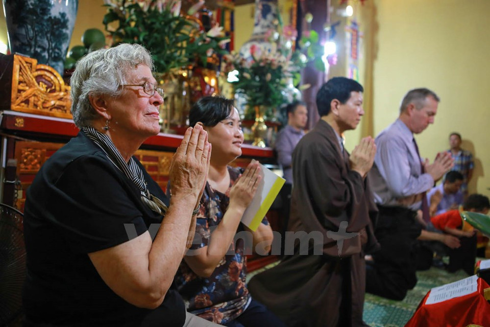 La mère de l'ambassadeur américain participe aussi à cette fête qui ​est une occasion de se souvenir des ancêtres et d'exprimer le respect envers les grands-parents et parents. 