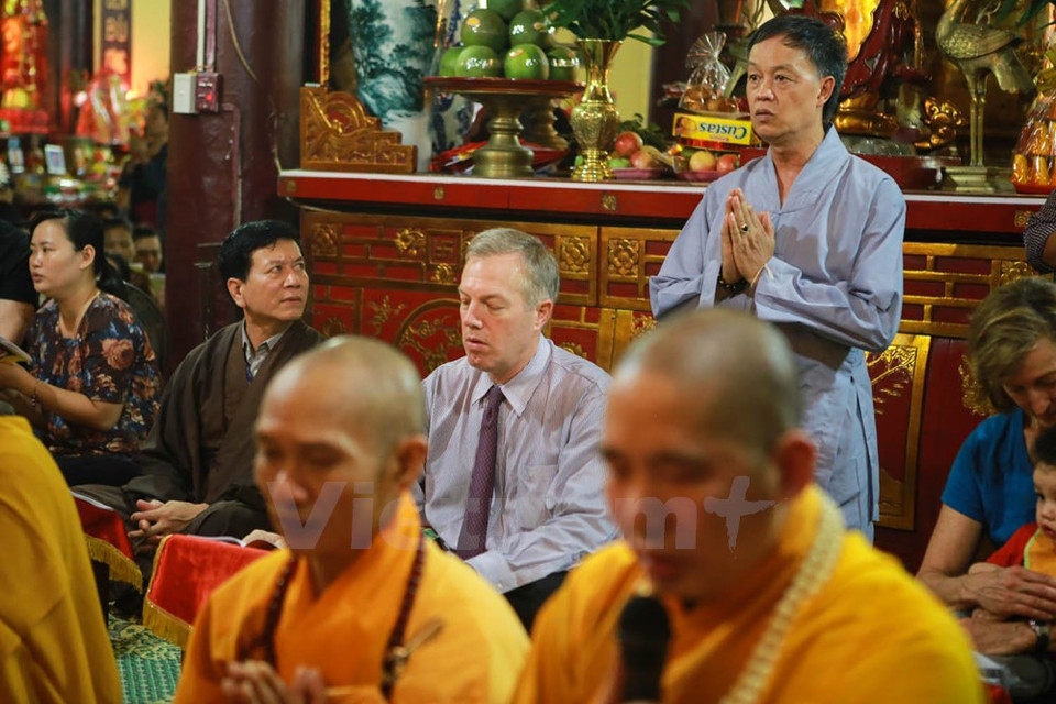 Les bonzes de la pagode Quan Su prient pour solliciter la santé et la chance pour l'ambassadeur américain mais aussi pour le développement des relations entre le Vietnam et les Etats-Unis.