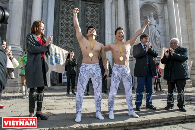 Quôc Co et Quôc Nghiêp reçoivent la Médaille commémorative du Comité d’organisation. Photo: Archives.