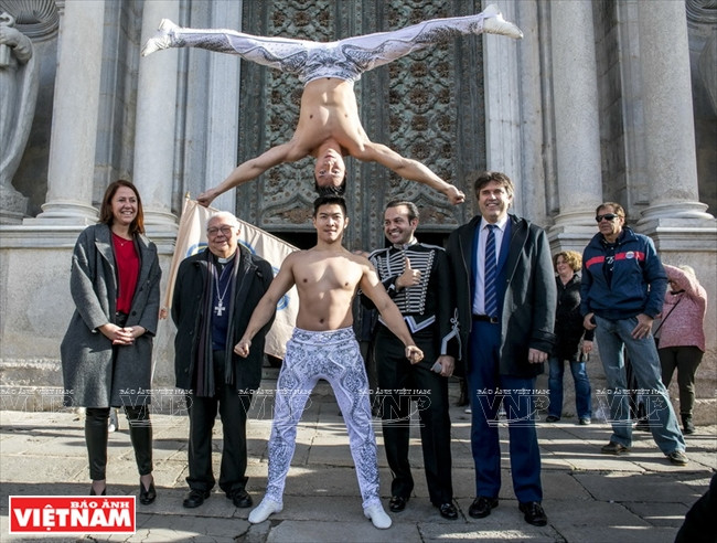Quôc Co et Quôc Nghiêp et les fans. Photo: Archives.