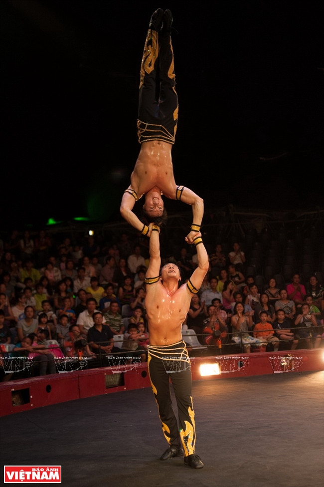 Leur performance «Pouvoir des mains» réalisée au Gala du cirque 2012 à Hô Chi Minh-Ville.