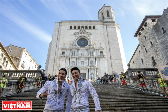 Quôc Co et Quôc Nghiêp devant la cathédrale de Gérone, en Espagne. Photo: Archives.