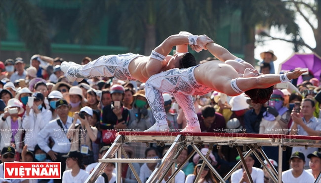 Les frères au festival de rue pendant le 6e Festival de Café de Buôn Ma Thuôt 2017 et le Festival culturel de Gongs dans les Hauts plateaux du Tây Nguyên. 