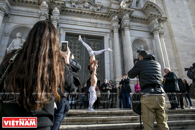 Le moment où Quôc Co et Quôc Nghiêp ont achevé la montée des 90 marches de ​la cathédrale. Photo: Archives.