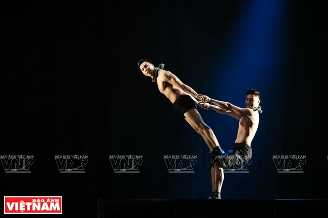 Un mouvement de cirque réalisé par Quôc Co et Quôc Nghiêp pour célébrer leurs 15 ans de carrière, le 3 novembre 2016 à Hô Chi Minh-Ville.