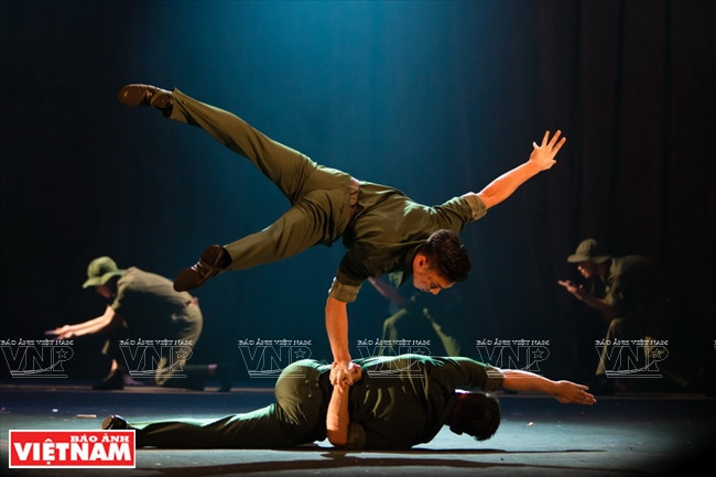 Quôc Co et Quôc Nghiêp dans un mouvement difficile.