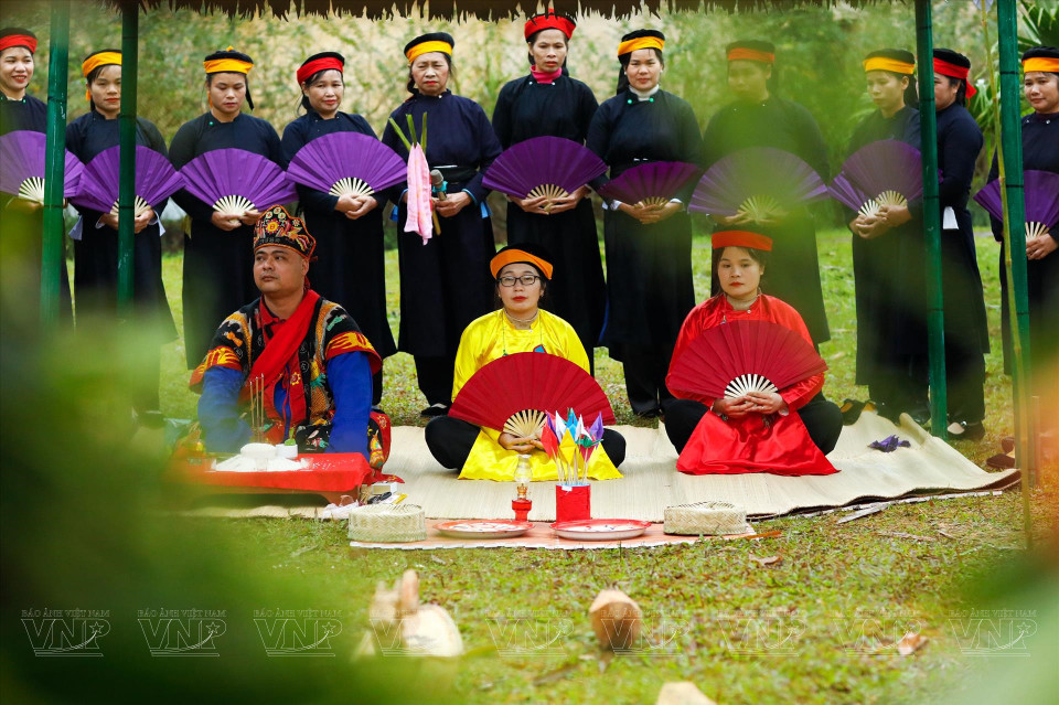 Cette fête de culte à la lune est organisée chaque année du 1er au 3e mois lunaire par les Tay de la province de Cao Bang. Les Tay pensent qu’il y a une fée mère et douze fées qui vivent sur la lune. Ces fées prennent soin de la météo et des champs pleins de nourriture. 