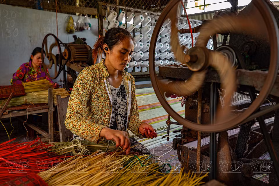 Le processus de tissage à l'aide de machines industrielles permet de réduire le temps et d'augmenter la production.
