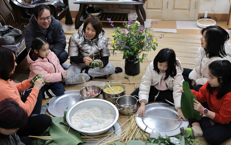 La confection du banh chung à la maison est un souvenir inoubliable pour les enfants.