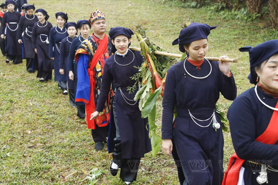 Parmi des offrandes présentées lors du festival de Nang Hai, il y a des fruits.