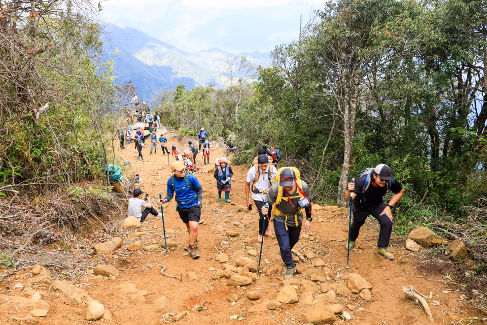 Un groupe de touristes thaïlandais à la conquête du sommet de Ta Xua.