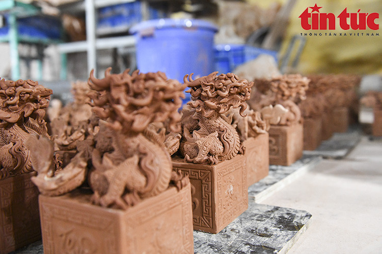 Chaque produit est fabriqué par cinq artisans dont chacun assume une étape de production.