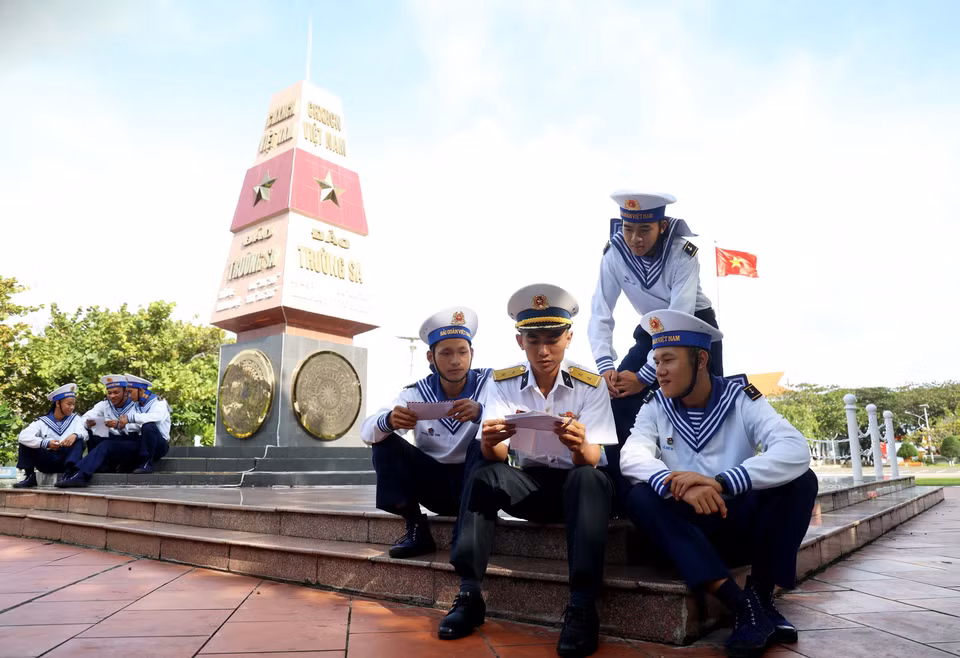 Des officiers et des soldats à Truong Sa tout heureux de recevoir des lettres en provenance du continent.