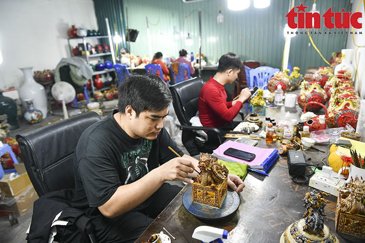En moyenne, chaque artisan perd de 8 à 10 heures pour produire de 4 à 5 sceaux de dragon plaqués d’or. 