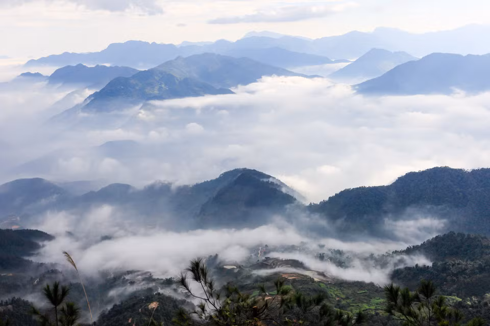 Les pentes abruptes des montagnes, comme des "épines de dinosaures", scintillent dans les nuages de la chaîne de montagnes Ta Xua. 