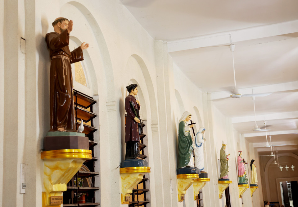 L’intérieur de l’église est décoré de nombreuses statues de saints de toutes tailles.