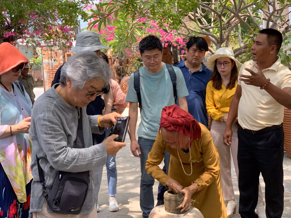 Des touristes sud-coréens découvrent l'art de la poterie de l’ethnie Cham au village de Bau Truc, au bourg de Phuoc Dan (district de Ninh Phuoc).