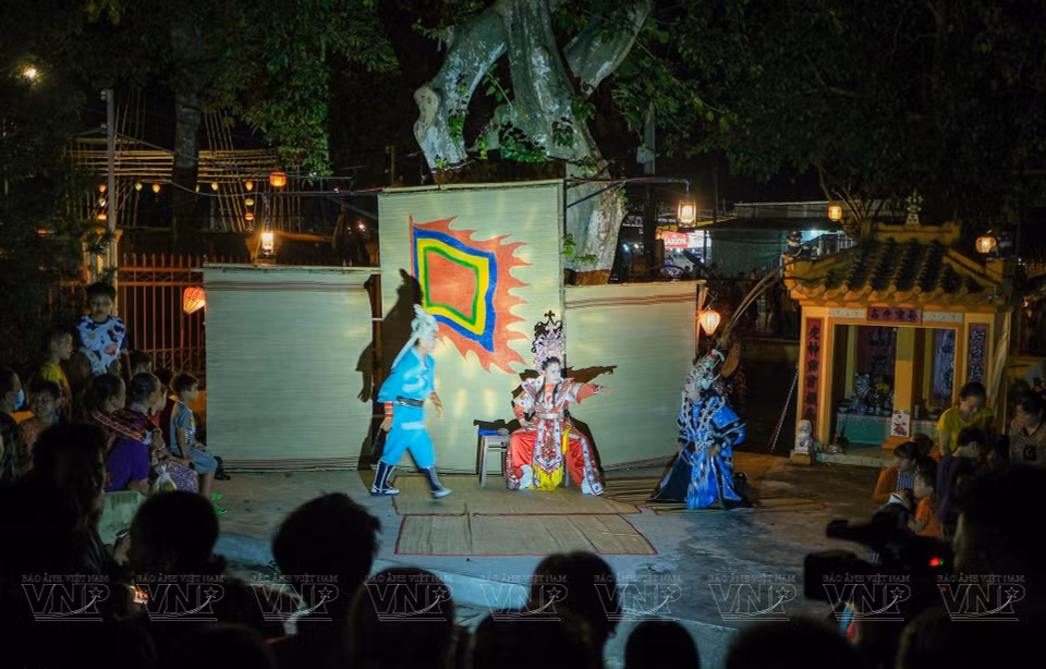 Spectacle à la maison communale de Dinh Yen dans le village éponyme, le week-end ou lors des fêtes. 