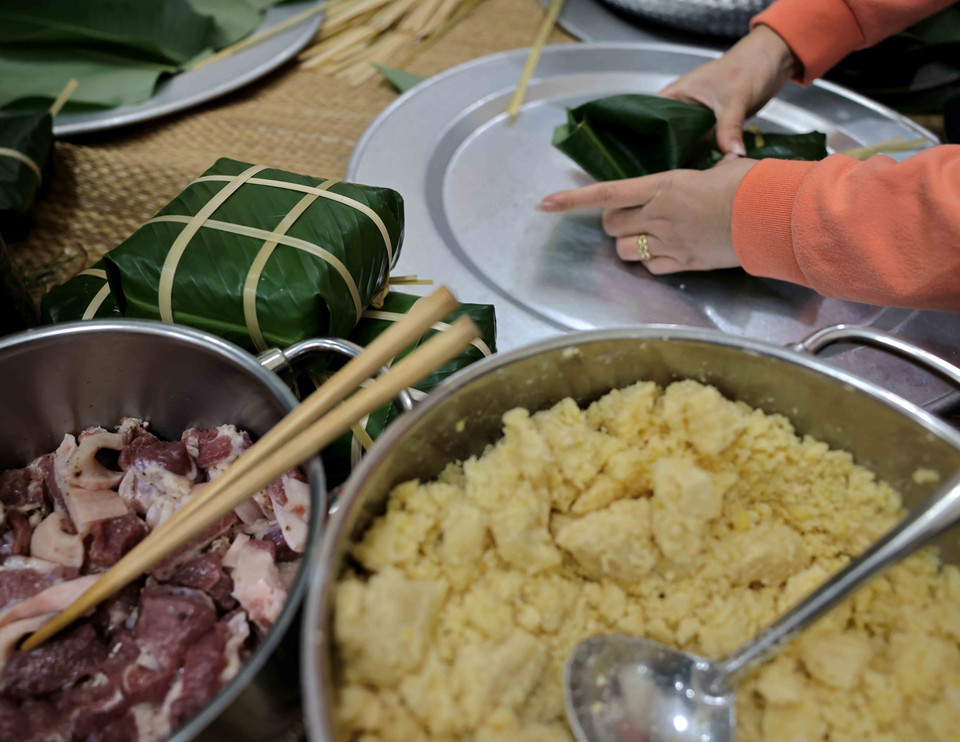 La qualité d'un banh chung dépend également de l’habileté de ceux qui l’emballent.