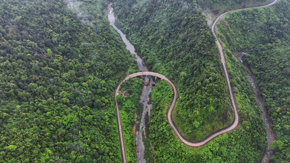 La route Ho Chi Minh passant la réserve naturelle de Dong Chau - Khe Nuoc Trong. 