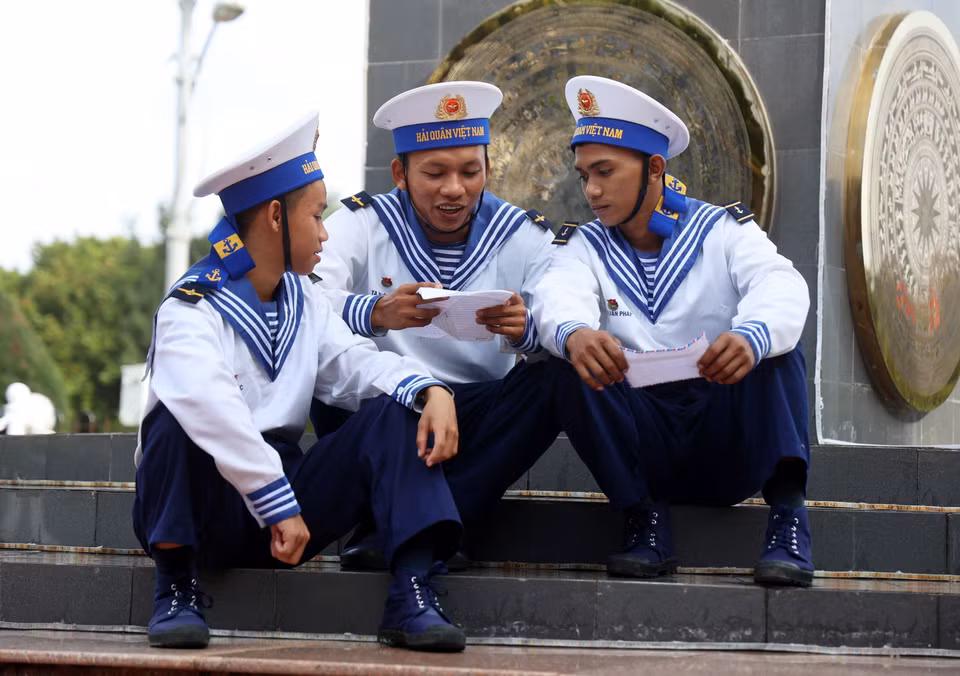 La joie et le bonheur se lisent sur le visage des soldats à Truong Sa en lisant une lettre qui leur est envoyée à l'approche du Nouvel An lunaire. 