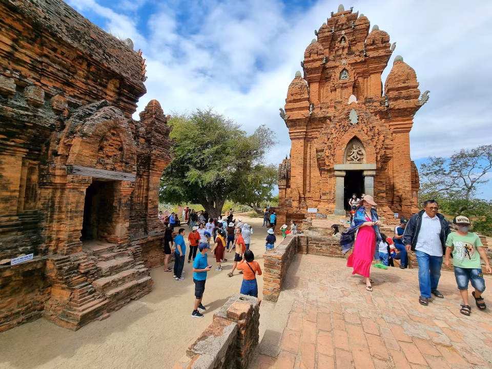 Touristes à la tour Po Klong Garai, une relique architecturale et artistique nationale spéciale, dans le quartier de Do Vinh (ville de Phan Rang - Thap Cham).