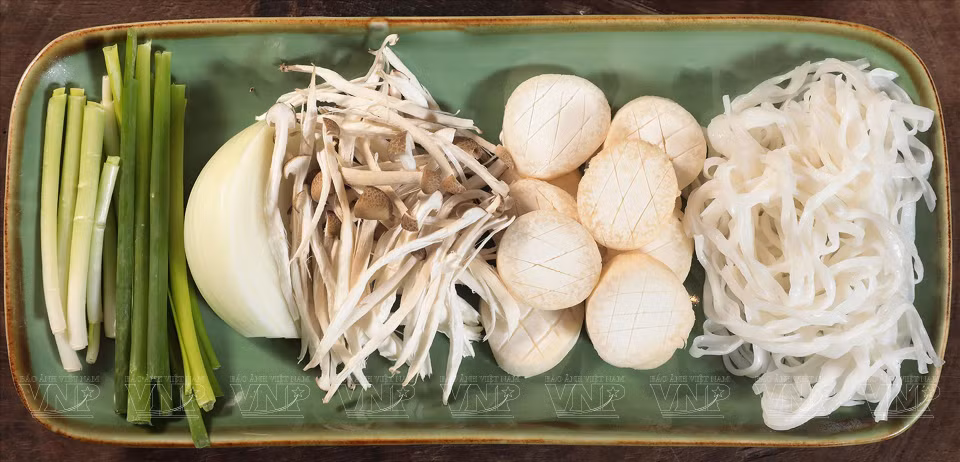 Les ingrédients comprennent des nouilles, des oignons, des champignons Shimeji, des pleurotes bruns... 