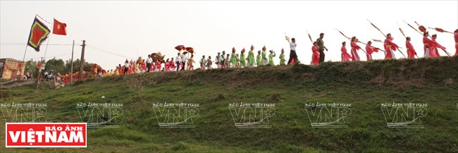 Le 4e jour du premier mois lunaire, les gens du Nord affluent à la fête de Chu Dông Tu, l'un des quatre Immortels du Vietnam.