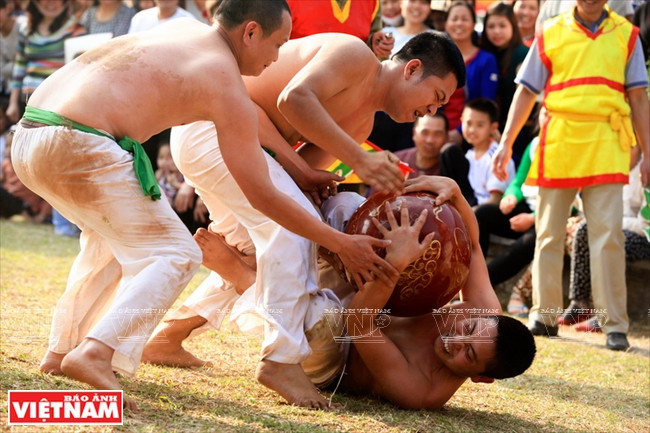 Les joueurs luttent pour s'emparer de la balle tout en essayant de ne pas blesser leurs adversaires.