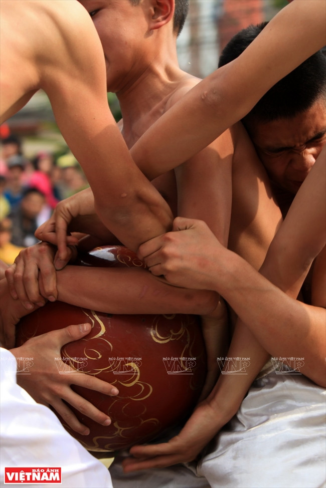 Chaque équipe essaie de ramener la lourde balle de jacquier vers « son » trou situé dans l’angle du terrain. Ce sport montre la force des hommes du village.
