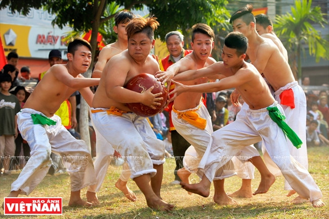 Quatre équipes de deux personnes participent au match. 