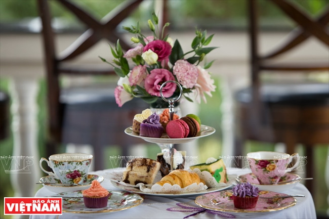 Le maître prépare lui-même le "tea-time".