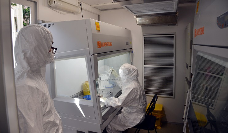 Des agents du Centre tropical Vietnam-Russie effectuent des tests. Photo: VNA