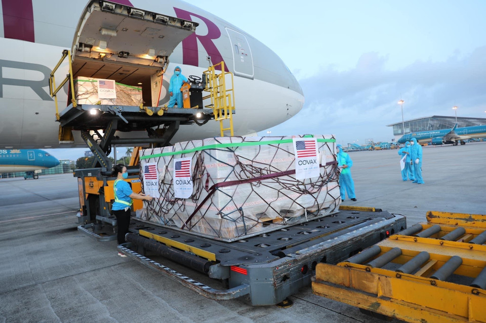 Le lot du vaccin Moderna arrive l'aéroport international de Noi Bai, à Hanoï. Photo: VNA