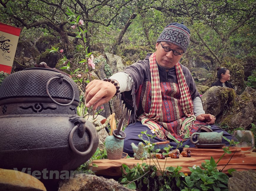 Le "maître de cérémonie" doit d’abord faire bouillir de l'eau (de l’eau de pluie le plus souvent), choisir une belle théière, des tasses assorties, du thé de qualité, et procéder à la préparation. Les tasses de thé chaud sont préparées avec soin. Bien plus qu’une boisson désaltérante, le thé est un art de vivre à part entière. L’eau est portée à ébullition à 80oC, la température idéale pour le thé vert ou le thé oolong, qui révèle alors tous ses arômes. Elle est ensuite versée dans les tasses qui sont ainsi réchauffées. Les feuilles de thé séchées sont enfin déposées tout doucement: elles absorbent l’eau afin que les arômes titillent instantanément l’odorat. Photo: Vietnamplus