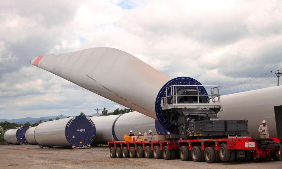 Des blade-lifters FTV550 importés d’Allemagne pour le projet de la centrale éolienne de Liên Lâp, dans le district de Huong Hoa, de la province de Quang Tri. Photo : VNA