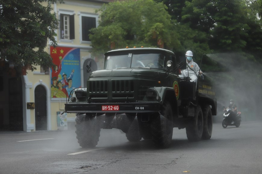 Les autorités municipales ont informé les habitants locaux de cette campagne de désinfection. Photo: Vietnam+