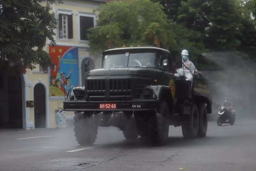 Les autorités municipales ont informé les habitants locaux de cette campagne de désinfection. Photo: Vietnam+