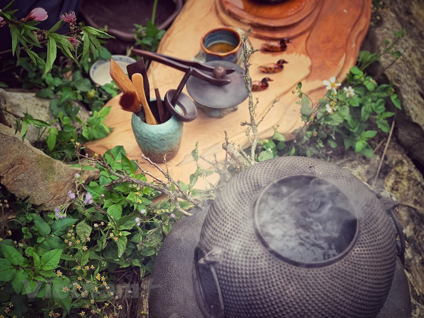 Le thé, trà en vietnamien, est une boisson traditionnelle que l’on consomme depuis des siècles au Vietnam. Dégusté chaud ou glacé, le thé est notamment servi à la fin des repas. On le prépare également à l’occasion de cérémonies du thé et on le déguste nature, sans sucre ni lait. Au Vietnam, le thé est considéré depuis longtemps comme ayant des vertus thérapeutiques. Il est également consommé pour ses effets bénéfiques sur la santé (antioxydant, stimulant, contribuant à une bonne digestion). Associé à des fleurs locales telles que dans le thé vietnamien aux fleurs de lotus ou travaillé d’une manière particulière comme les thés blancs ou les thés sombres, ses bienfaits sur la santé vont être différents selon les thés. Photo: Vietnamplus