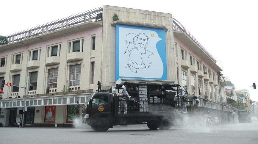 Désinfection dans l'arrondissement de Hoan Kiem. Photo: Vietnam+