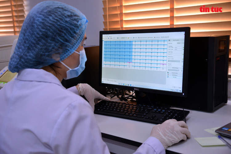 Un agent de santé examine les résultats des tests sur écran. Photo: VNA