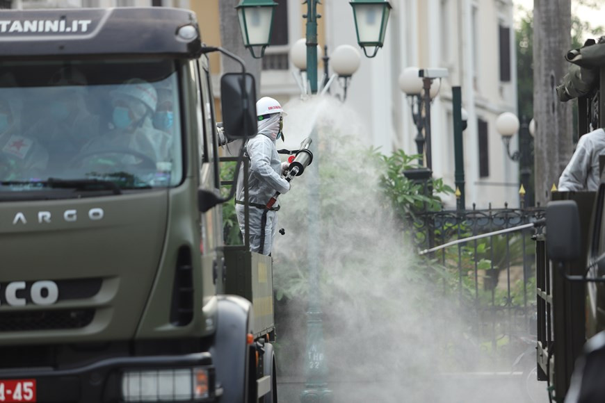 Désinfection dans l'arrondissement de Hoan Kiem. Photo: Vietnam+