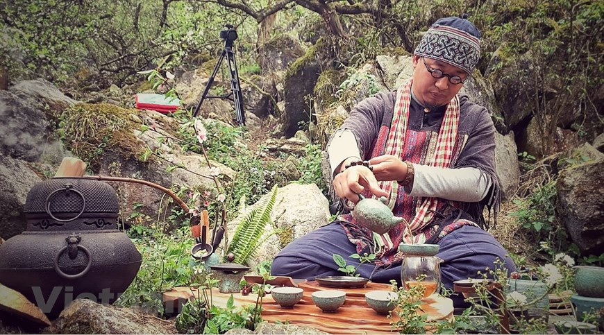 Nguyên Cao Son est né en 1980. En 2002, il obtient son diplôme du département de français de l’Université de Hanoï. Quelques années plus tard, il fait son entrée dans l’univers du thé et présente en 2014 la culture du thé vietnamien aux publics étranger et national à la Maison Ancienne, au 87 rue Ma Mây à Hanoï. En 2018, il est l’envoyé du Vietnam au Japon puis à Paris, en France où il est chargé de présenter et promouvoir la culture du thé vietnamien. La même année, il est récompensé par trois prix pour la qualité du thé Viêt lors du Concours des thés du monde de l’AVPA. En 2019, il participe à nouveau au concours de l’AVPA auquel le thé Viet remporte six prix. Photo: Vietnamplus
