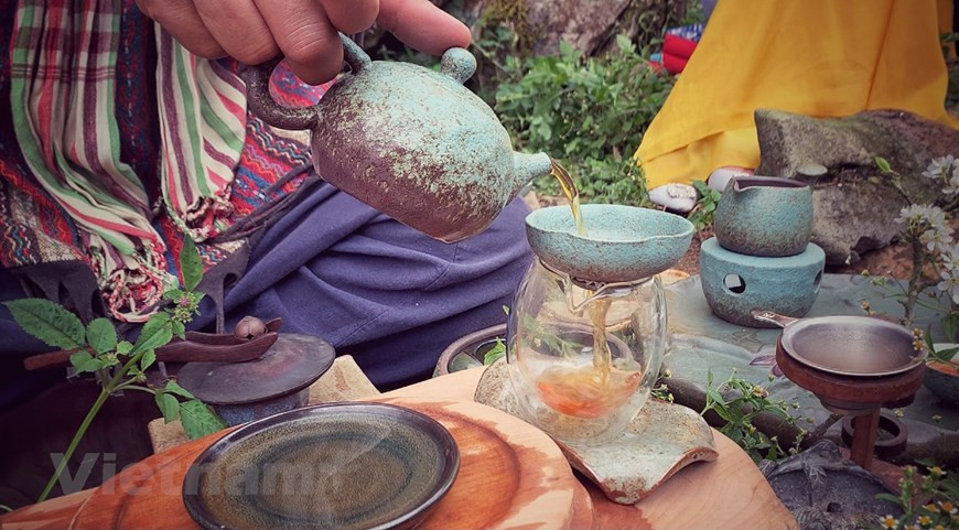 La couleur du thé vietnamien, son bouquet léger - nature ou aromatisé aux fleurs de ngâu (aglala), de môc (osmanthus), de nhai (jasmin) et de sen (lotus) pour davantage de raffinement - nous évoque le Vietnam dans ce qu’il a de meilleur à offrir avec ses forêts, la mer, sa nature généreuse et luxuriante. Si son âpreté et sa légère amertume évoquent le labeur et l’assiduité des cultivateurs, son arrière-goût délicieux nous renvoie à l’âme fidèle du peuple vietnamien. Tout cela dans une simple tasse de thé... La culture du thé au Vietnam est une tradition vieille de plus de 3.000 ans. Selon les Vietnamiens, le thé colporte diverses valeurs philosophiques, parmi lesquelles une source de purification spirituelle. Photo: Vietnamplus