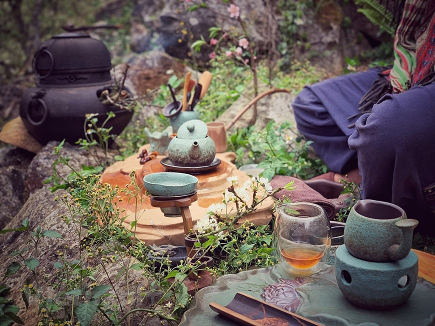 Si les Occidentaux, notamment les Britanniques, considèrent le thé comme un fil conducteur des rencontres, des conversations, les Orientaux, en particulier les Asiatiques, en perçoivent sa dégustation comme un moment spécial de la vie, cérémonial donc. Si le thé en est l’élément central, ce rituel renvoie délicatement à une sensation de bien-être et de beauté éthérée, le tout dans le plus grand respect de son prochain. Un constat encore plus perceptible dans les lieux sacrés comme les pagodes, où le thé est utilisé pour les pratiques et les séances de méditation des fidèles. Pour savourer pleinement ce breuvage, autant prendre ce qui se fait de mieux au Vietnam, à savoir le Tuyêt Shan. Photo: Vietnamplus