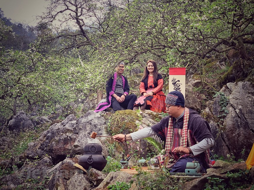 Malgré l’occidentalisation, les Vietnamiens conservent encore la tradition du thé. Le lieu pour déguster du thé se situe souvent au calme, permettant aux convives d’humer l’ambiance pour se reposer, se ressourcer, réfléchir et partager. On en boit souvent après le repas, et toute la journée. Quand viennent les visiteurs, l’hôte prépare du thé soi-même pour exprimer son respect et sa générosité. Les amis se réunissent souvent autour d’une table de thé, pour discuter ensemble de tous types de sujets : l’art, le sport ou encore les actualités de la vie courante. Le thé est aussi un accompagnement indispensable lors des repas des fêtes. Photo: Vietnamplus